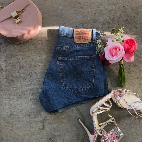 Levi’s 569 Sexy High Waisted Jean Shorts - Picture 8 of 8